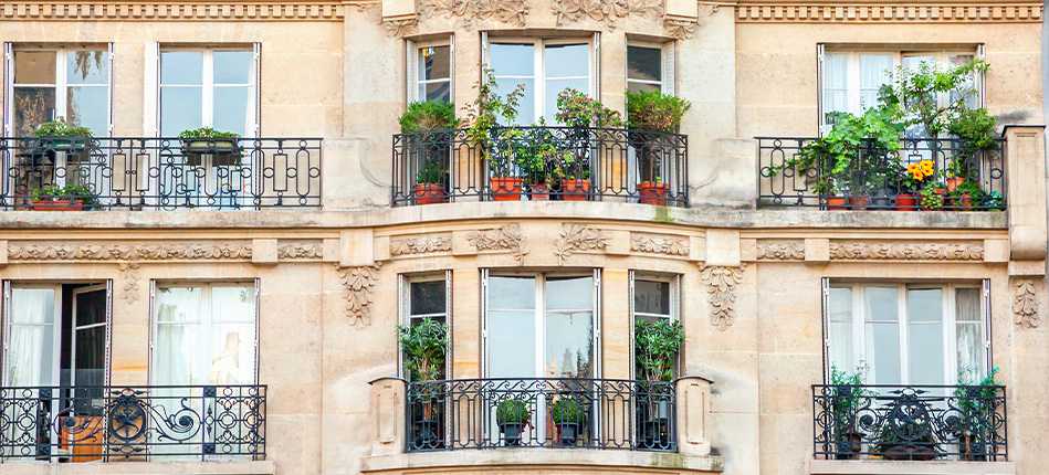 garde-corps fenêtre sur immeuble Haussmannien garde-corps fenêtre sur immeuble Haussmannien